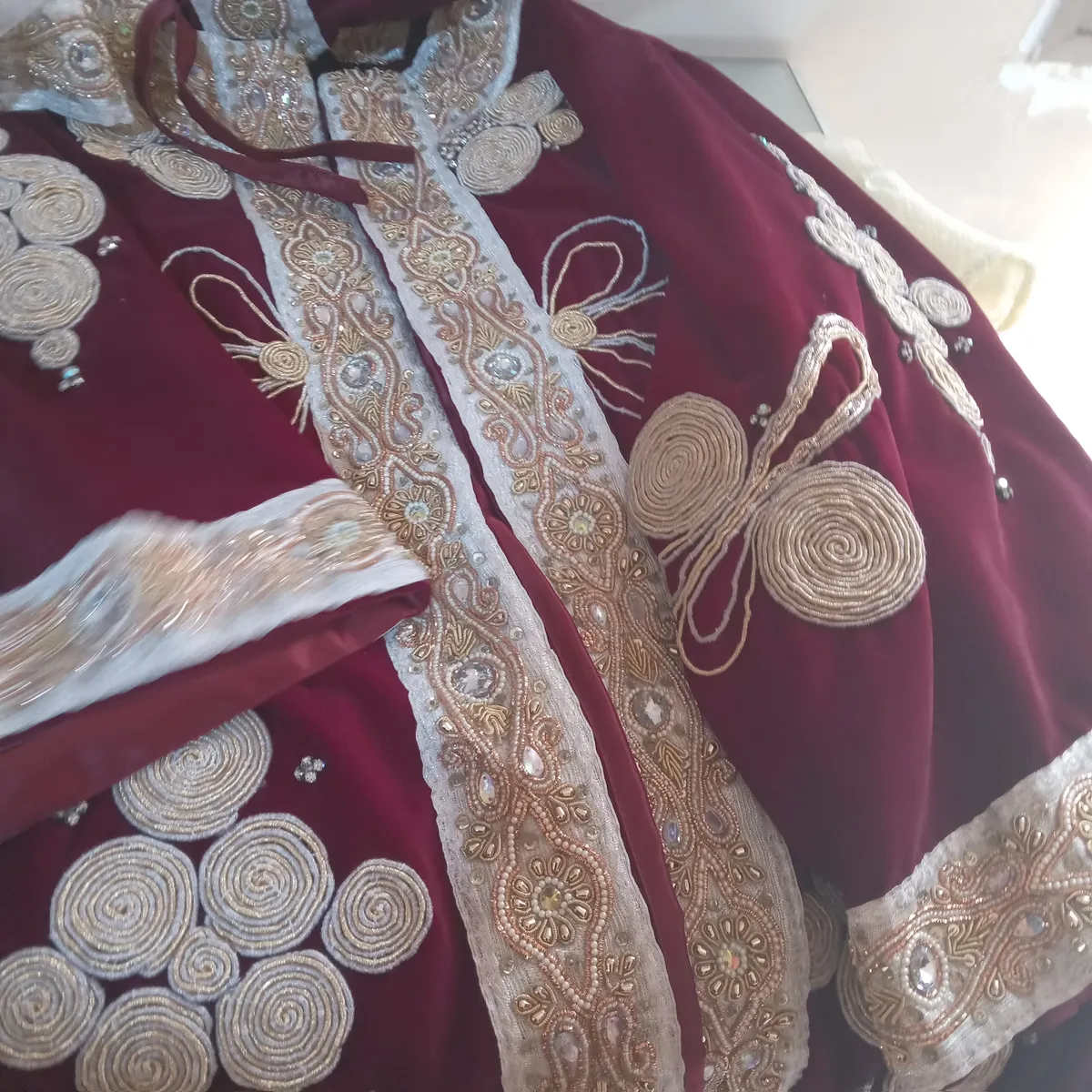 تفصيل — بدلة جلوة مطرزة يدويا