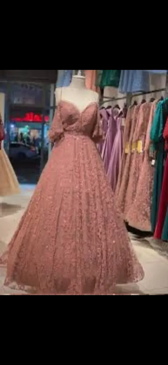 أخرى — فستان
