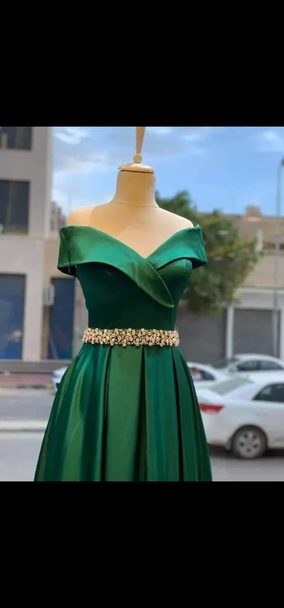 أخرى — فستان أخضر كبير