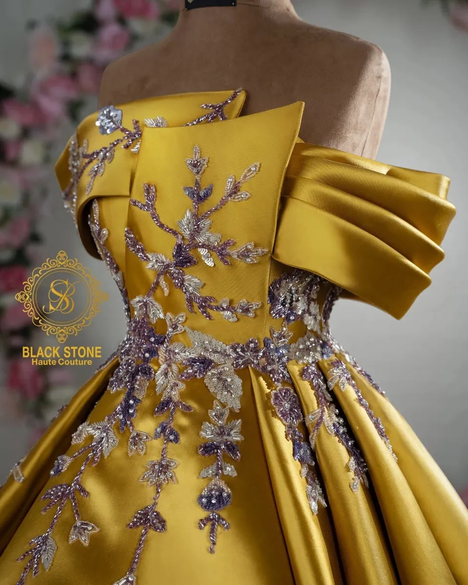 أخرى — فستان محضر بتصميم أنيق